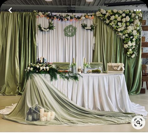 Sage Green Wedding Backdrop, Mladenacki Sto, Main Table Quinceanera, Wedding Top Table Decorations, Main Table Wedding, Sage Green Wedding Theme, Head Table Backdrop, Wedding Top Table, Rustic Sunflower Wedding