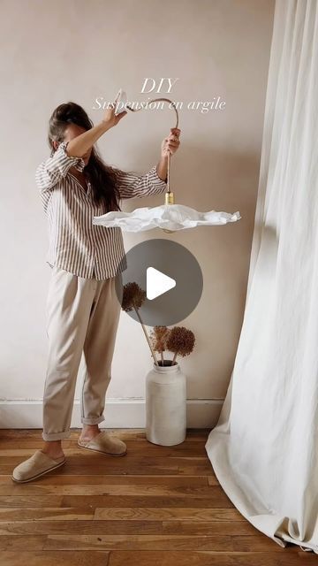 Artisanat & Déco bohème on Instagram: "✨ DIY ✨ Suspension lumineuse On vous partage aujourd’hui un nouveau tuto déco pour créer une lampe légère et organique à partir d’argile auto-durcissante. Le rendu est aérien, graphique et délicatement froissé, comme du papier. 😍 On adore le résultat, et vous ? Matériel nécessaire pour une suspension d’environ 65cm de diamètre : - 2 paquets d’argile auto-durcissante trouvée chez @rougierple (2kg) - 1 douille en laiton - 1 serre-câble - Un fil électrique de votre choix - 1 pic en bois - Du papier de verre - De la peinture Les étapes de fabrication : ✨ Formez une boule avec l’argile et travaillez-la en la malaxant quelques minutes. Étalez-la sur du papier kraft à l’aide d’un rouleau jusqu’à obtenir une épaisseur d’environ 3mm. ✨ Réalisez Organic Pendant Light, Diy Abat Jour, Abat-jour Diy, Diy Pendant Lamp, Diy Suspension, How To Make Ceramic, Pottery Lighting, Diy Luminaire, Lamp Inspiration