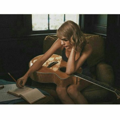 Taylor Swift And Guitar, Singer Songwriter Photoshoot, Taylor Swift Songwriting, Taylor Swift Playing Guitar, Singer Songwriter Aesthetic, Singer Photoshoot Ideas, Taylor Swift Reading, Songwriter Aesthetic, Guitar Photoshoot