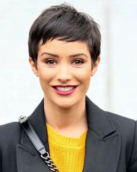 20 Most Delightful Pixie Cut for Round Face Ideas ! Brown Pixie, Pixie Cut Round Face, Messy Hair Look, Very Short Pixie Cuts, Brown Pixie Cut, Cute Pixie Haircuts, Cute Pixie Cuts, Curly Pixie Haircuts, Pixie Haircut For Round Faces