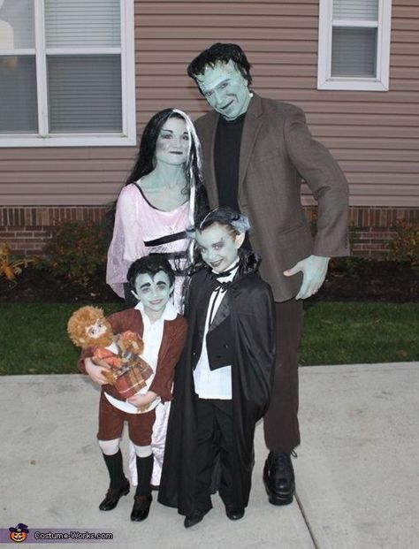 My favorite family halloween costumes and family costumes #familyhalloweencostumes Farmer Family, Halloween Costumes 2014, Homemade Costume, Costume Works, The Munsters, Homemade Costumes, Halloween Costume Contest, Halloween Photoshoot, Family Costumes