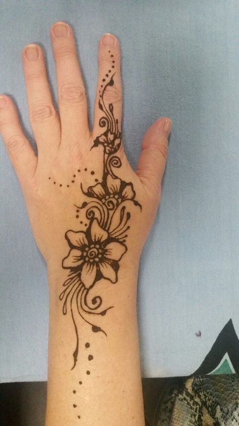 Henna Designs Hand Wrist, Henna On Arm Simple, Flower Henna Designs Simple, Henna Hand Flower, Simple Arm Henna Design, Flower Henna Tattoo Designs, Henna Designs Simple Hand, Henna With Flowers, Birthday Henna Design