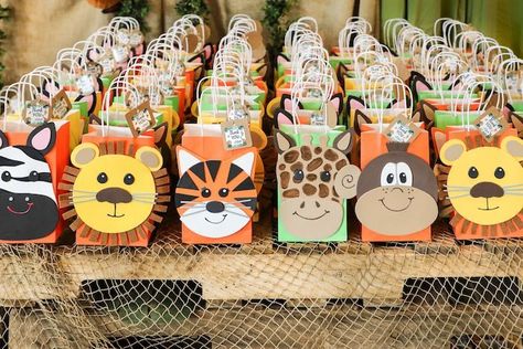 Safari Theme Souvenir Ideas, Safari Theme Goodie Bags, Jungle Theme Return Gift Ideas, Return Gift Ideas For Kids Birthday, Goodie Bags For Birthday Parties, Adult Safari Party, Animal Desserts, Diy Party Packs, Birthday Return Gifts For Kids