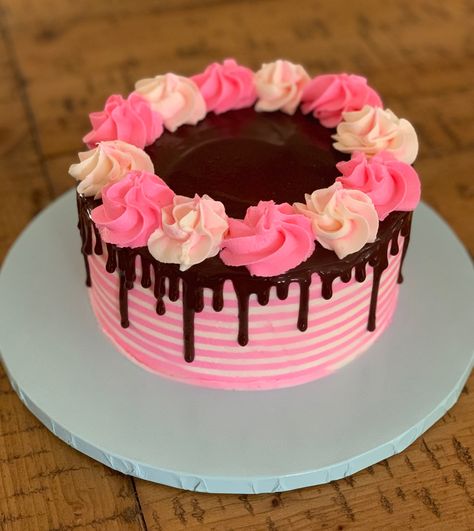 Pink And Chocolate Drip Cake, Pink Chocolate Drip Cake, Pink And Chocolate Cake, Dark Pink Cake, White Strawberry Cake, Simple Drip Cake, Strawberry Cake With Chocolate, Cake With Chocolate Drip, Pink Drip Cake