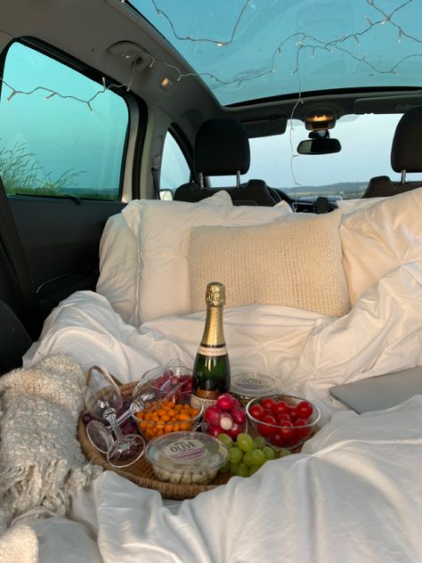 very spontanious date idea Trunk Date Ideas, Car Boot Date, Inside Date Ideas, Expensive Date Ideas, Trunk Bed Date, Dream Dates Ideas, Car Date Night, Car Date Ideas, Anniversary Date Ideas