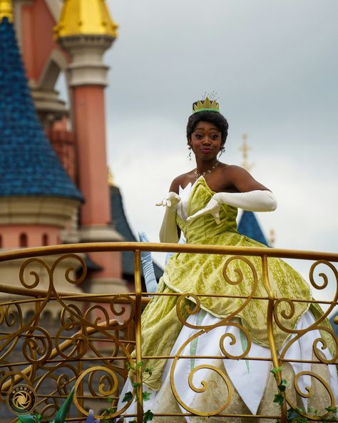 Dancing on the "Stars on Parade" parade in Disneyland Paris Tiana Disneyland, Disneyland Parade, Princess And The Frog, Princess Tiana, Theme Parks, The Frog, Disneyland Paris, Theme Park, Disneyland