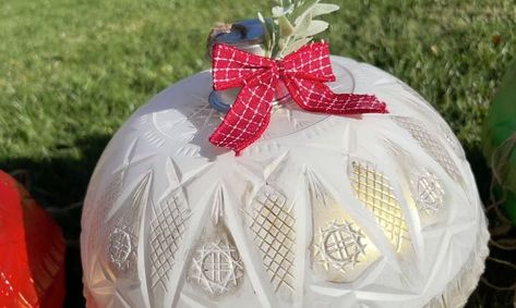 This post was transcribed by a member of the Hometalk editorial team from the original HometalkTV episode.Decorating your porch for the holidays couldn’t be easier with these easy-to-make giant ornaments. You can see more of my crazy creations here To make my giant ornaments, I grabbed 6 clear bowls from the Dollar Store. Large Plastic Christmas Ornaments, Diy Huge Ornaments, Dollar Tree Giant Ornaments Diy, Dollar Tree Oversized Ornaments, Clear Bowl Decor Ideas, Ornaments From Dollar Tree Bowls, Dollar Tree Big Ornaments, Outdoor Christmas Crafts Diy, Giant Ornaments Diy