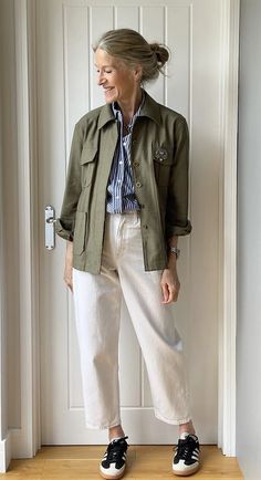 Khaki Jacket Outfit Women, Womens Khaki Pants Outfit, Khaki Pants Outfit, Outfit Primavera, Classy Fashion, Fashion Mistakes, Casual Work Outfits, 가을 패션, Style Mistakes