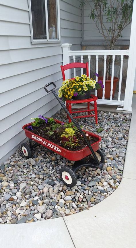 Wagon Ideas, Small Porch Decorating, Ideas For Yard, Radio Flyer Wagons, Unique Garden Ideas, Beautiful Birdhouses, Small Porch, Porch Flowers, Flower Garden Ideas