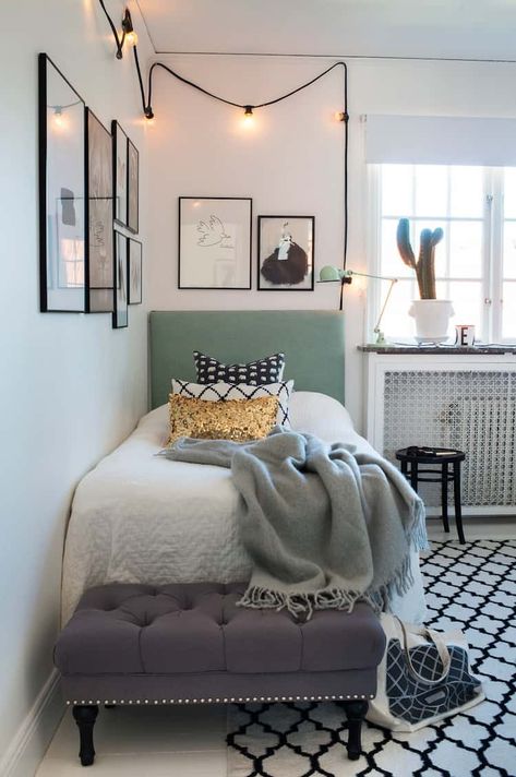 Det är få förunnat att ha ett riktigt spatiöst masterbedroom. Men med små enkla knep kan även ditt lilla sovrum få känslan av att vara mycket större. Bedding Green, Green Headboard, Teenage Room, Teenager's Room, Shared Room, Small Bedroom Decor, Inviting Home, My New Room, Boy Room