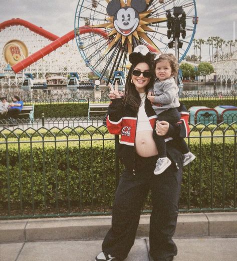 Disney World Family Outfits, Disney Lifestyle, Disney Photo Ideas, Moms Goals, Disneyland Outfits, Disney Orlando, Disneyland Trip, Disney Photos, Disney Aesthetic