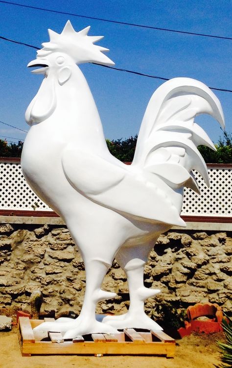 Rooster Sculpture, Styrofoam Art, Garden Boxes Diy, Chair Drawing, Foam Art, Clay Wall Art, The Rooster, Animal Statues, Garden Boxes