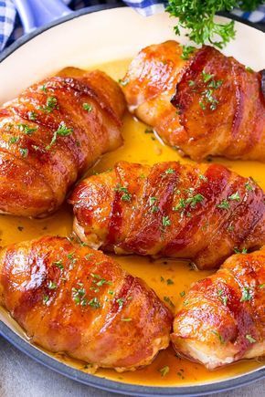 A pan of bacon wrapped chicken baked to golden brown and topped with parsley. Chicken Prep, Bacon Wrapped Chicken Recipes, Bacon Wrapped Chicken Breast, Cauliflowers, Wrapped Chicken, Professional Cooking, Baked Bacon, Diner Recept, Chicken Breast Seasoning