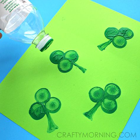 Make shamrock stamps using a recycled water bottle cap! This is a great st patricks day art project for kids to make. Shamrock Craft, Saint Patricks Day Art, Crafty Morning, March Crafts, St Patricks Crafts, St. Patrick's Day Crafts, St Patricks Day Crafts For Kids, St Patrick Day Activities, Cute Diy Projects