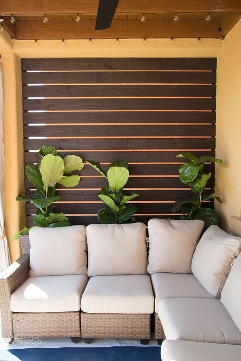 Planks of wood creating an outdoor wall with a beige patio couch and three plants. Screen In Porch, Privacy Screen Ideas, Porch Privacy, Backyard Privacy Screen, Privacy Screen Deck, Diy Privacy Screen, Patio Privacy Screen, Deck Privacy, Screen Outdoor