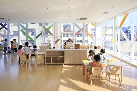 Kindergarten Architecture, Kids Furniture Design, Kindergarten Design, Farm Style, Japan Design, Ceiling Windows, Table And Chair Sets, Fukuoka, 인테리어 디자인