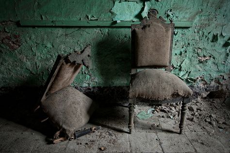 . Decay Art, Abandoned Property, Urban Exploring, Abandoned House, Old Chair, Abandoned Mansions, Peeling Paint, Haunted Places, Gothic Architecture