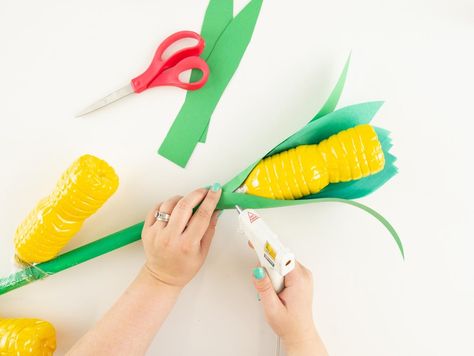 Wizard of Oz DIY Corn Stalks | Fun365 How To Make Corn Stalks, Fake Corn Stalks Diy, Wizard Of Oz Diy Crafts, Corn Stalks Decorations Diy, Diy Corn Maze, Wizard Of Oz Props Diy Set Design, Wizard Of Oz Diy Decorations, Wizard Of Oz Props Diy, Diy Wizard Of Oz Decorations