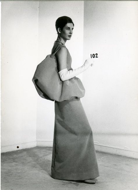 Balenciaga, 1959 © Balenciaga Archives Cristobal Balenciaga, Balenciaga Fashion, Simply Fashion, Cristóbal Balenciaga, Simple Gowns, Vintage Couture, Nicolas Ghesquiere, 50s Fashion, 1950s Fashion