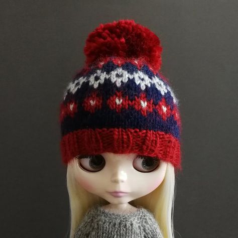 Knitted hat for Blythe Oslo Pompom hat for blythe doll is knitted with Turkish yarn.  The yarn has an excellent composition 40% lana merino ,  20% cashmere , 40% acrylic  The doll beanie hat is knitted without seams.  Knitting on the inside, just as neat as it is on the outside. Knit Slouchy Hat Pattern, Knit Doll Hat, Chicken Hats, Knit Beanie Pattern, Knitted Doll Patterns, Knitted Beret, Knitted Heart, Double Pointed Needles, Doll Hat