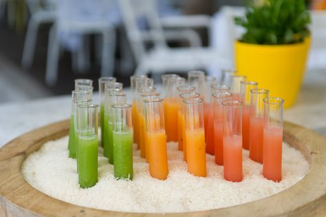 Test Tube Shots Wedding, Juice Shots, Juice Bar Design, Party Food Buffet, Food Displays, Catering Food, Snacks Für Party, Food Display, Buffet Food