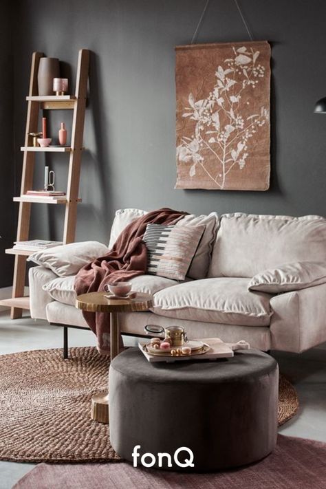 De basis van een landelijk interieur bestaat uit lichte en natuurlijke kleuren. Wit, beige, grijs en taupe geven je interieur een rustige uitstraling. Vind je het toch wat te weinig kleur? Kies dan voor aardetinten om je inrichting wat meer warmte te geven. #fonQ #landelijke #woonstijl #Landelijkewoonstijl #interieurtips Interior Design Dining, Living Room Decor Gray, Living Room Sofa Design, Simple Living Room, Bohemian Living Room, Living Room Grey, Home Office Design, Small Living Room, Modern Living Room