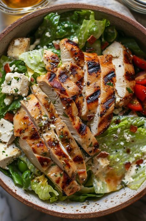 A delicious and flavorful Greek twist on the classic Caesar salad, topped with grilled chicken. Mexican Grilled Chicken, Grilled Chicken Caesar, Greek Grilled Chicken, Chicken Quinoa Salad, Grilled Chicken Caesar Salad, Healthy Chicken Salad Recipe, Delicious Chicken Salad, Classic Caesar Salad, Healthy Lunches For Kids