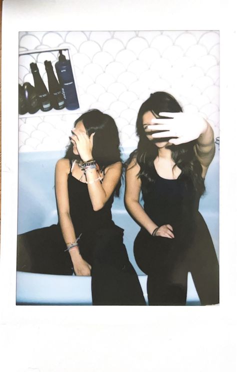 polaroid camera, polaroid pictures, photoshoot ideas, photography poses, candid photos, faceless pictures Photo With Friends, Photoshoot Ideas Photography, Bathtub Aesthetic, No Face No Case, Camera Polaroid, In The Bathtub, Aesthetic Bathroom, Polaroid Camera, Polaroid Pictures