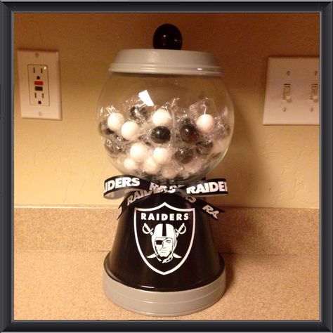 OMG totally making this for my love!!Oakland Raiders Gumball Machine idea. Diy Silver & Black candy jar Diy Christmas Candy Jars, Teacher Candy Jar, Raiders Cake, Candy Dish Diy, Chiefs Crafts, Raiders Gifts, Diy Gumball Machine, Christmas Candy Jars, Diy Christmas Candy