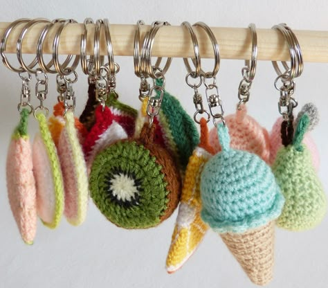 "Le porte-clés est un objet inventé pour symboliser l'ouverture d'une porte avec une ou plusieurs clés, d'où ce raccourci porte-clés ...... Crochet Case, Crochet Earrings Pattern, Crochet Keychain Pattern, Kawaii Crochet, Crochet Business, Crochet Amigurumi Free Patterns, Crochet Amigurumi Free, Crochet Fashion Patterns, 자수 디자인