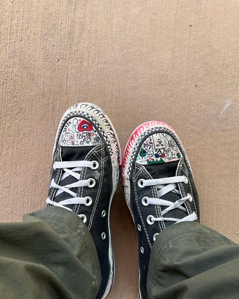 90’s drawing on shoes aesthetic Vans With Drawings On Them, Drawing On Vans Sharpie, Drawing In Converse Shoes, Shoe Drawing Ideas Vans, Cute Things To Draw On Your Converse, Converse Writing On Shoes Aesthetic, Converse Doodles Aesthetic, Converse Drawings On Shoes, Drawing On Shoes Aesthetic Grunge