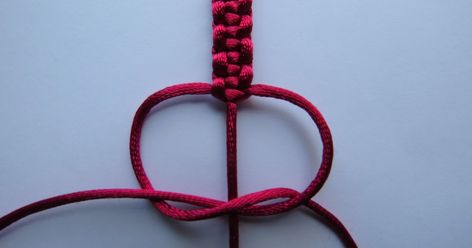 Ponto básico de macramê passo a passo     Após aprender esse ponto básico de técnica macramê você vai poder fazer vários modelos de pulseir... String Friendship Bracelets, Easy Magic Tricks, Diy Friendship Bracelets Tutorial, Diy Jewelry Tutorials, Jute Crafts, Lucky Bracelet, Friendship Bracelets Diy, Online Blog, Chain Bracelets