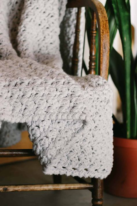 Create a cozy and modern look for your home decor with this free crochet blanket pattern from Make and Do Crew! Whether you are a beginner or an experienced crocheter, this easy pattern is perfect for thick, bulky yarn and can be done in a weekend. With its minimalistic design, this chunky, one-color blanket will give your home a modern farmhouse feel. It is an ideal project to have fun with and involves no complex stitches. Check out this blog to get this awesome free crochet pattern! Chunky Wool Crochet, Easy Crochet Patterns Free Beginners, Chunky Crochet Baby Blanket, Chunky Crochet Throw, Quick Crochet Blanket, Chunky Blanket Pattern, Bulky Yarn Patterns, Bulky Yarn Crochet, Chunky Crochet Blanket Pattern