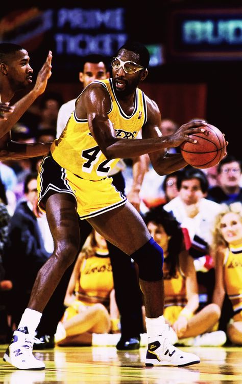 James Worthy Showtime Lakers, Nba Superstars, James Worthy, Tarheels Basketball, Basketball Style, I Love Basketball, Basketball Photos, Lakers Basketball, Famous Photos