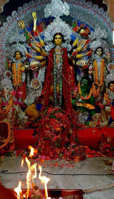 Bal Krishna Video, Durga Puja Wallpaper, Durga Puja Kolkata, Dog Drawing Simple, God Venkateswara Images Hd Wallpaper, Maa Durga Image, Durga Picture, Durga Ji, Red Background Images