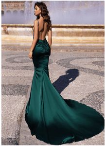 Cocktail Dresses With Sleeves, Emerald Dresses, Dress Display, 파티 드레스, Pretty Prom Dresses, Green Prom Dress, Prom Outfits, Elegant Dresses For Women, Grad Dresses