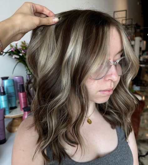 90’s chunky highlights🤟🏼 • • • #chunkyhighlights #90schunkyhighlights #blondehair #trendyhair #2023hairtrends #dfwhairstylist #friscotx… | Instagram Chunky Balayage Curly Hair, Carmel Chunky Highlights On Black Hair, Highlight Chunks Brown Hair, Chunky High And Low Lights, Short Chunky Highlights, Chunky Highlights For Brown Hair Caramel, Short Hair Chunky Highlights, Brown Hair Chunky Highlights, Brown Hair With Chunky Highlights