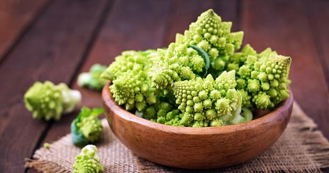 Romanesco ist eine besondere Variante des Gemüsekohls. Die geschmackliche Mischung aus Blumenkohl und Brokkoli ist gesund und bereits optisch ein Genuss. Mit diesen Tipps und Rezepten bereiten Sie Romanesco richtig zu. Growing Peanuts, Romanesco Cauliflower, Romanesco Broccoli, Broccoli Vegetable, Chou Romanesco, Fonio, Grow Avocado, Fall Garden, Green Vegetables