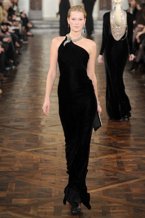 Ralph Lauren Fall 2012 Ralph Lauren Gown, Ralph Lauren Runway, Black Gown Dress, Hot Couture, Blonde Ponytail, 2012 Fashion, Velvet Dress Long, Gorgeous Clothes, Long Blonde