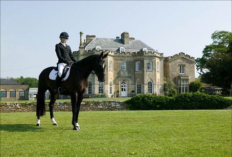 Stonar Equestrian internado con hipica, año entero o short stays, minimum six weeks Equestrian Boarding School, Ardingly College, Singapore School, Short Stays, I Miss My Family, Riding School, Equestrian Aesthetic, Shangri La Hotel, Language School