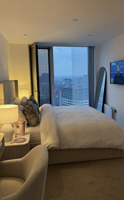 Luxury Dorm Room Ideas, Studio Apartment Bedroom, Bedroom Nyc, Luxury Room Decor, Luxury Dorm Room, Modern Glam Living Room, Nyc Rooms, Luxury Room, Future Apartment Decor