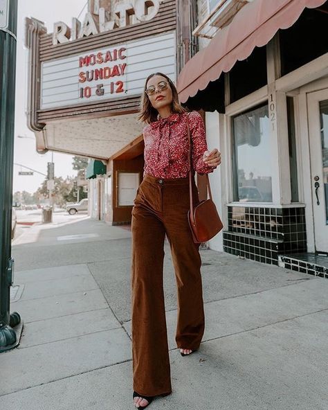 Floral Blouse Outfit, Brown Pants Outfit, Corduroy Pants Outfit, Flair Pants, Red Floral Blouse, Outfits 70s, Mode Hippie, Fashion Fails, 70s Inspired Fashion