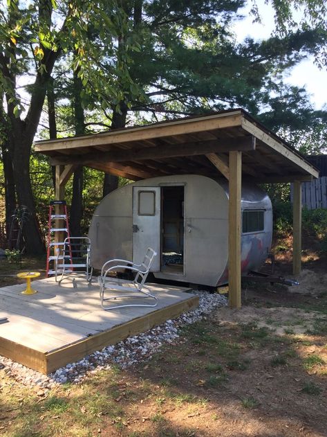 Camper Trailer Cover With Deck, Camper Lean To Cover, Roof Over Camper, Caravan Shelter, Permanent Camper Site Ideas, Shasta Camper Remodel, Camper Porch, Porch For Camper, Shabby Chic Caravan