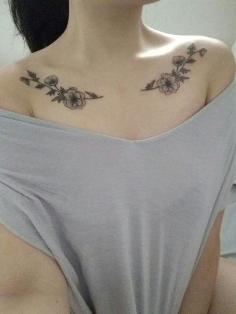 Collarbone Tattoos For Women Flower, Color Bone Tattoos, Flower Collar Bone Tattoo, Cross Shoulder Tattoos, Collarbone Tattoos, Tattoo Sonne, Front Shoulder Tattoos, Tattoo Over Scar, Bone Tattoo