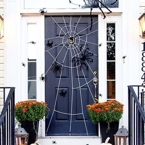 Halloween Front Door Ideas, Porta Halloween, Cheap Halloween Diy, Halloween Front Door Decorations, Cheap Diy Halloween Decorations, Cheap Halloween Decorations, Creepy Crawlers, Halloween Front Doors, Halloween Mantel