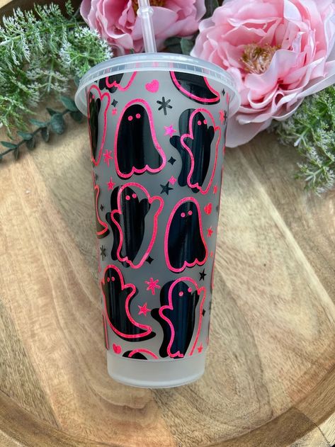 ⬆️Tap the link for more!⬆️#tumblerideas #customtumblers #personalizedtumblers #diytumblers #tumblerdesigns #aesthetictumblers #glittertumblers #tumblergiftideas #trendingtumblers2025 #handmadetumblersHalloween theme character personalised 24oz cold cup / reusable cup / ghosts / tumblers /