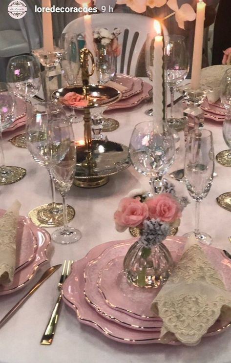 Pink Christmas Table Setting, Colour 2023, Pink Christmas Table, Pink Table Settings, Pretty Table Settings, Deco Champetre, Decoration Restaurant, Tafel Decor, Party Table Settings