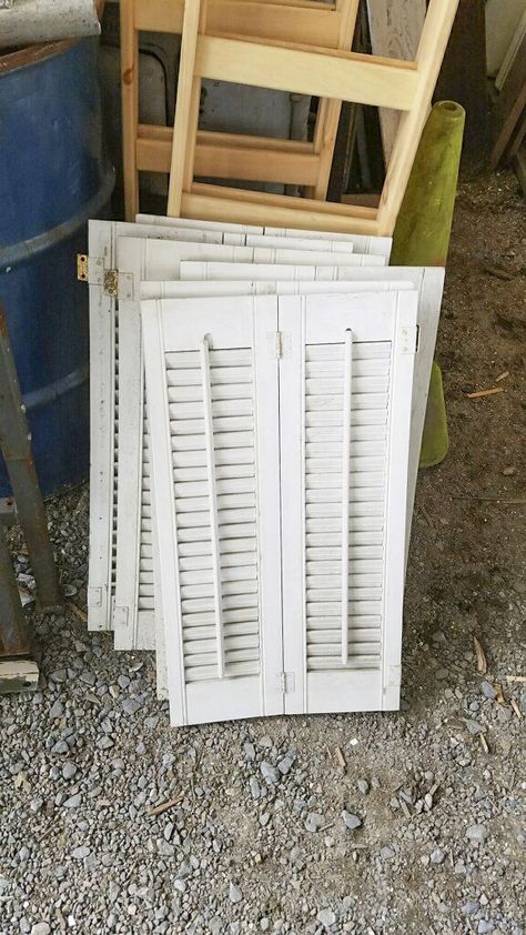 Old Shutters Decor, Old Wooden Shutters, Shutters Repurposed Decor, Small Shutters, Diy Organization Ideas, Shutter Projects, Diy Storage Ideas, Indoor Shutters, Shutter Decor