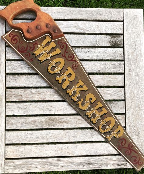 Vintage Saw Decor, Antique Saw Decor, Painted Handsaw Ideas, Old Saws Ideas, Old Tools Decor Ideas, Painted Handsaw, Handsaw Art, Garage Art Ideas, Hand Saw Art Ideas