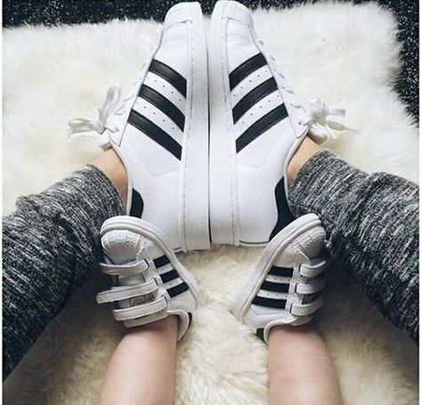 #family #cute #matching Pic Baby, Baby Cut, Bump Pictures, Family Cute, Matching Shoes, Nice Picture, Cute Matching, Adidas Superstar Sneaker